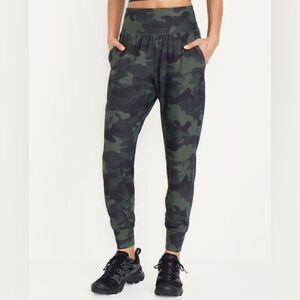 Old Navy Active High-Rise Jogger in Camouflage Size M